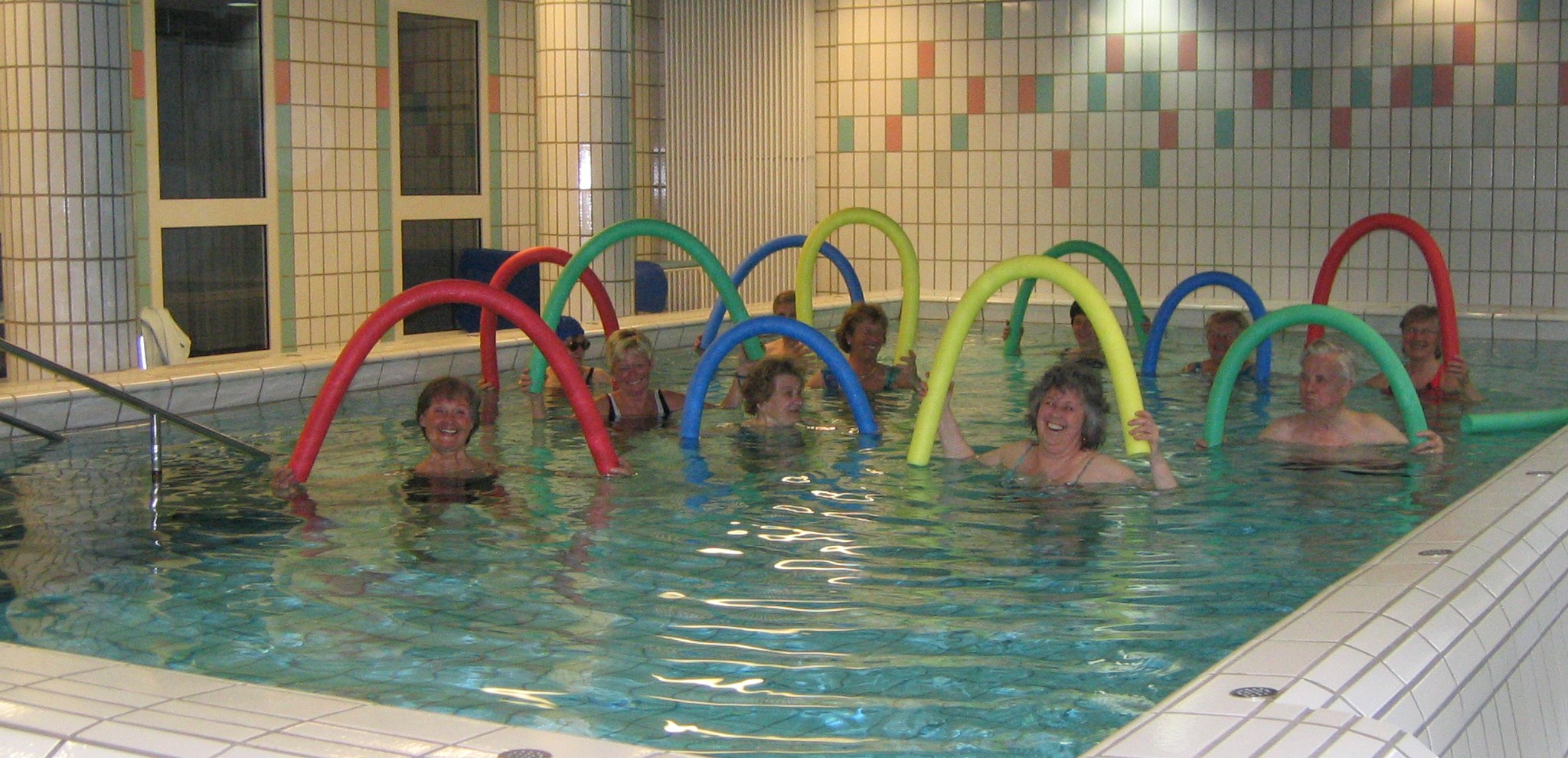 Wassergymnastik mit Pool-Nudeln